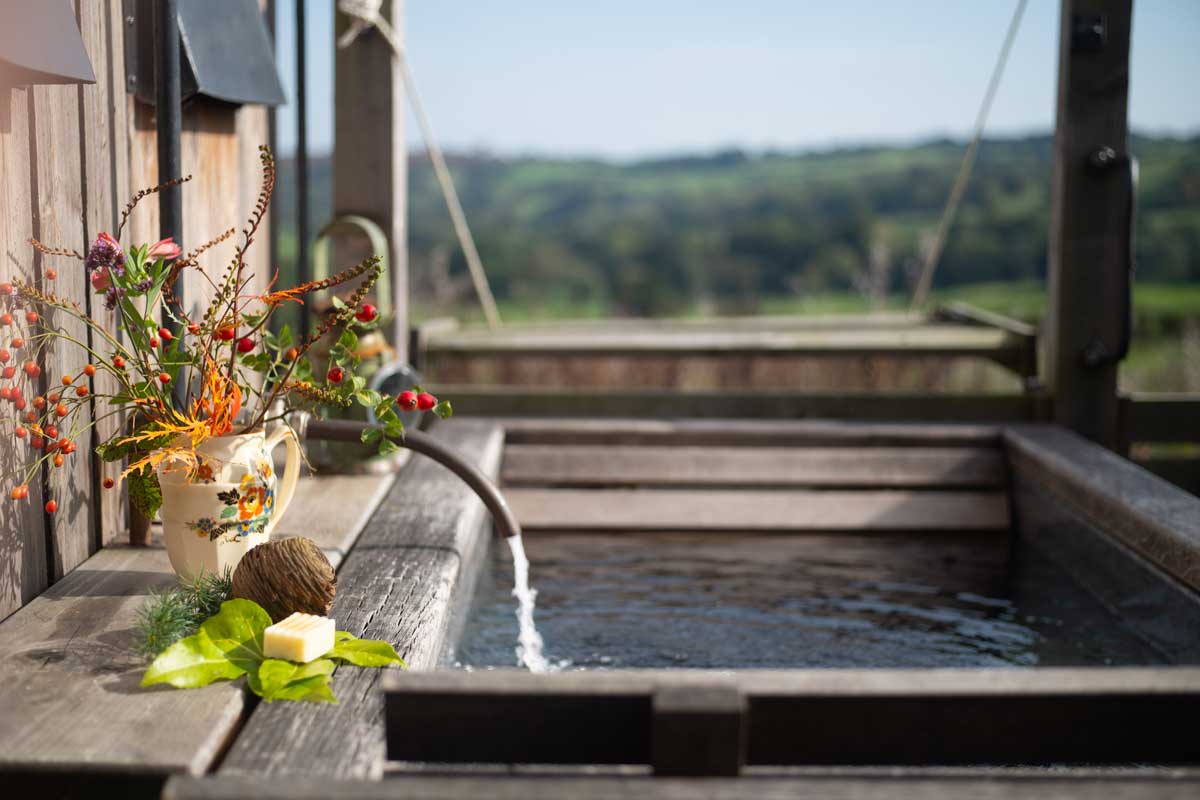 Wood fired outdoor bath - stunning views. 