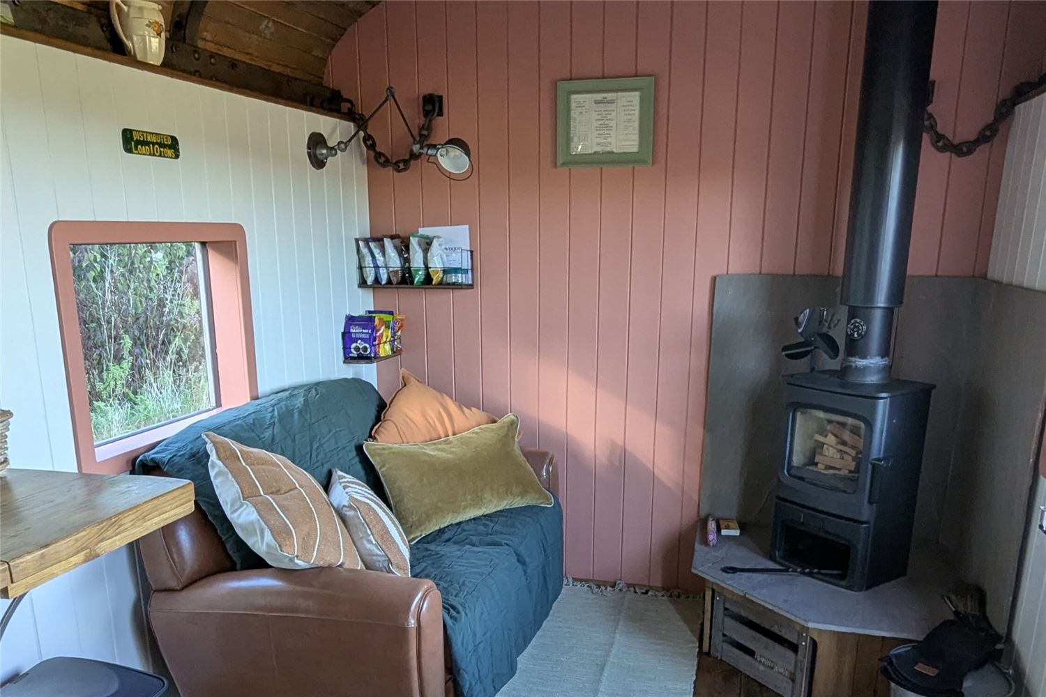 Fully equipped kitchen, space to relax, log burner, outdoor bath and countryside