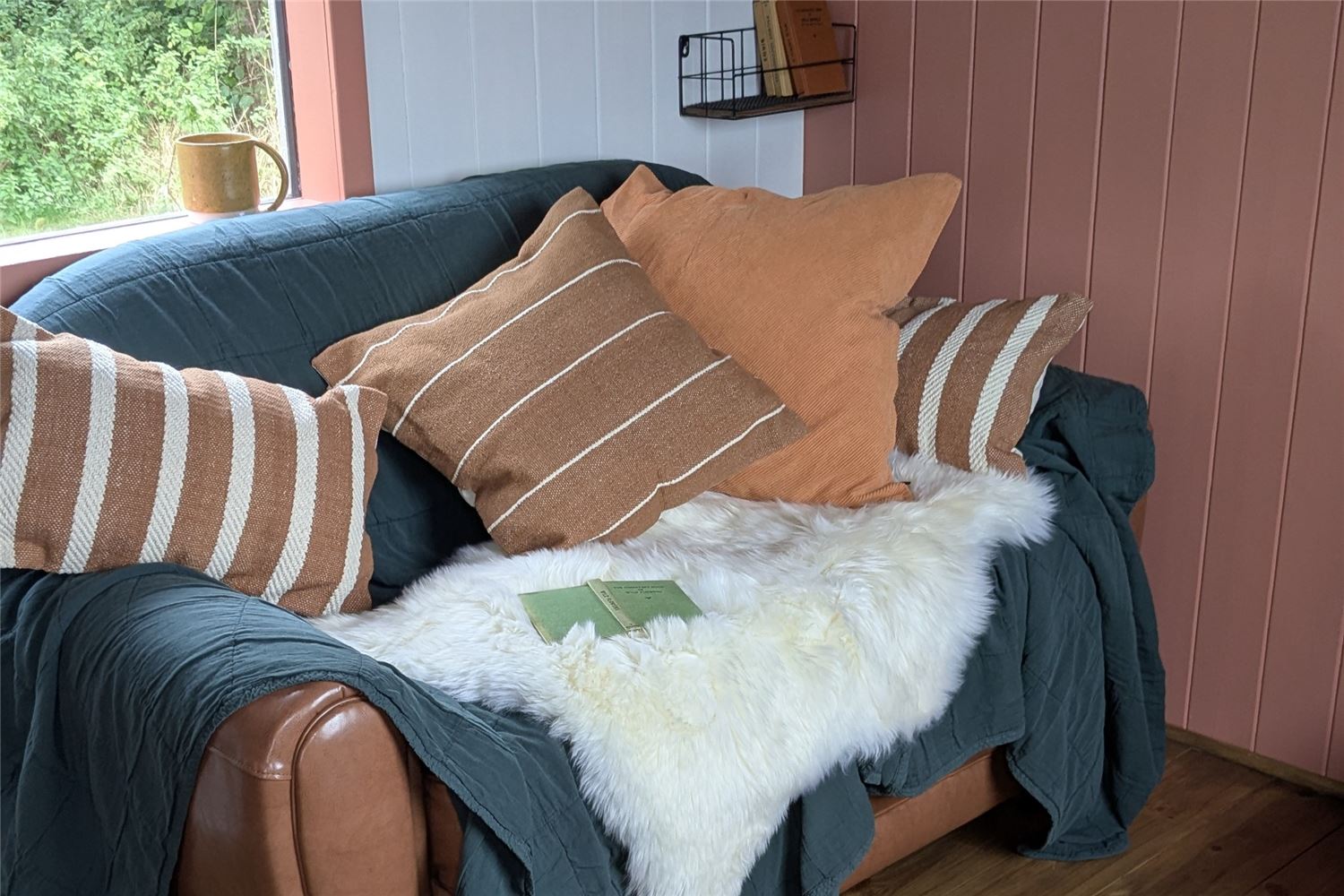 Amazing cabin space, log burner and outdoor bath. Cosy whatever the weather